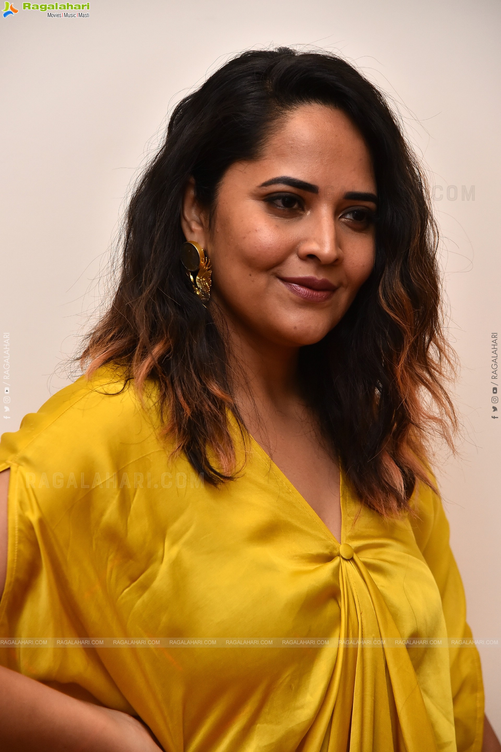 Anasuya Bharadwaj at Ari Movie First Look Launch, HD Photo Gallery