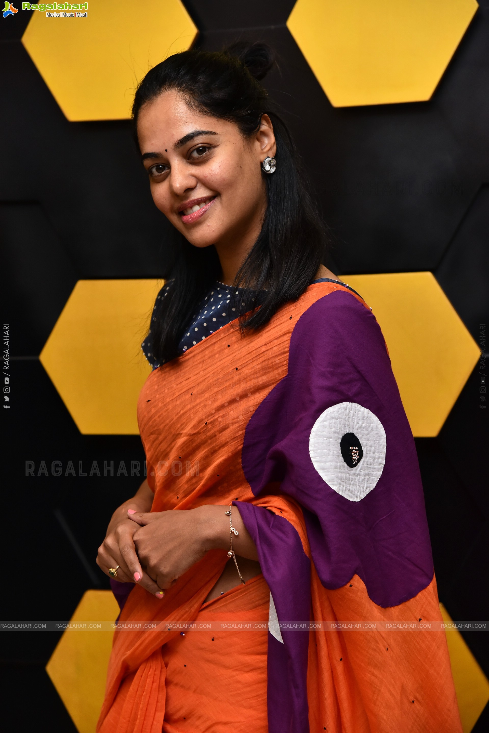 Bindu Madhavi at Her Birthday Celebrations, HD Photo Gallery