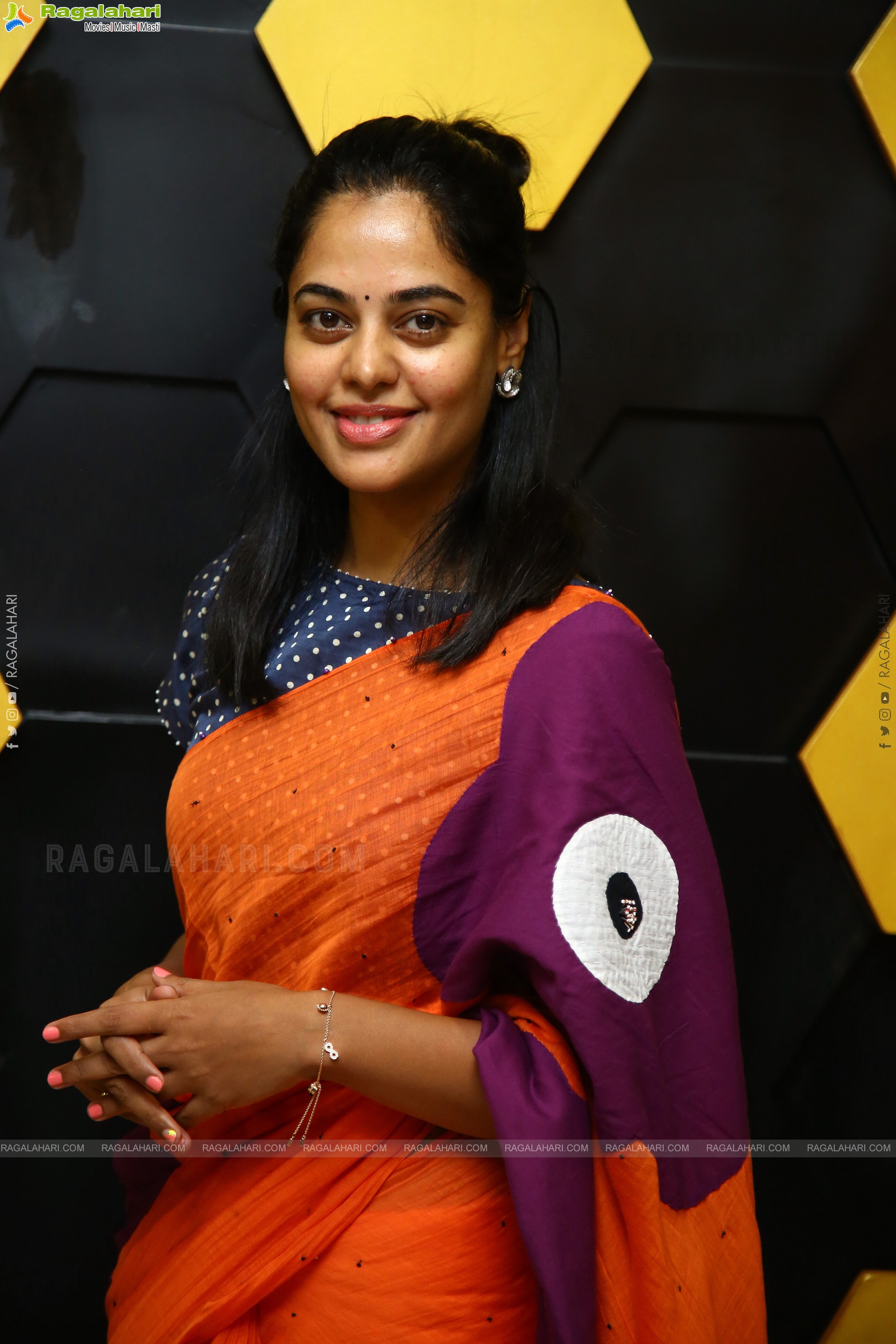 Bindu Madhavi at Her Birthday Celebrations, HD Photo Gallery