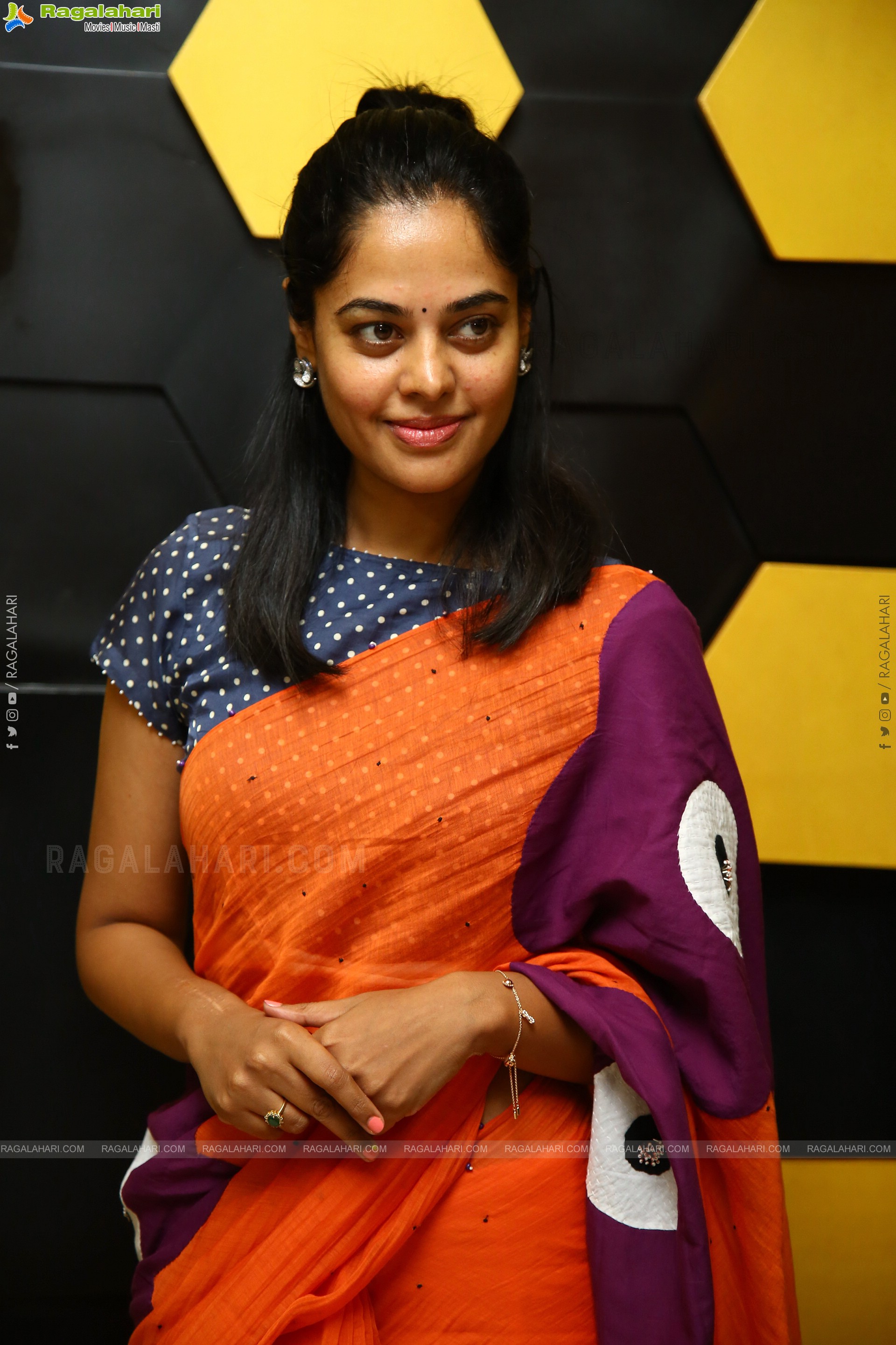 Bindu Madhavi at Her Birthday Celebrations, HD Photo Gallery