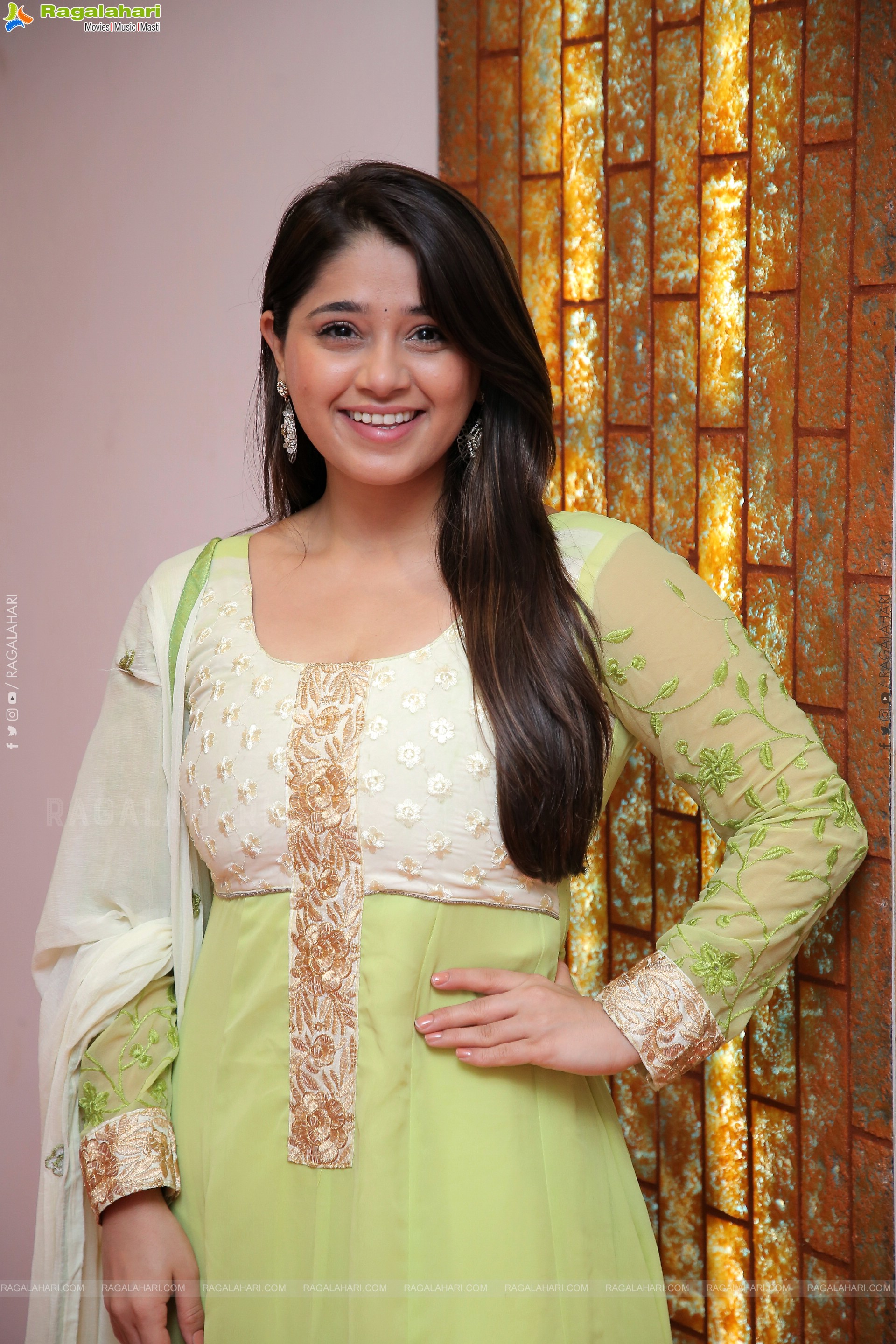 Chandni Bhagwanani at Dakshin Vindu Launch, HD Photo Gallery