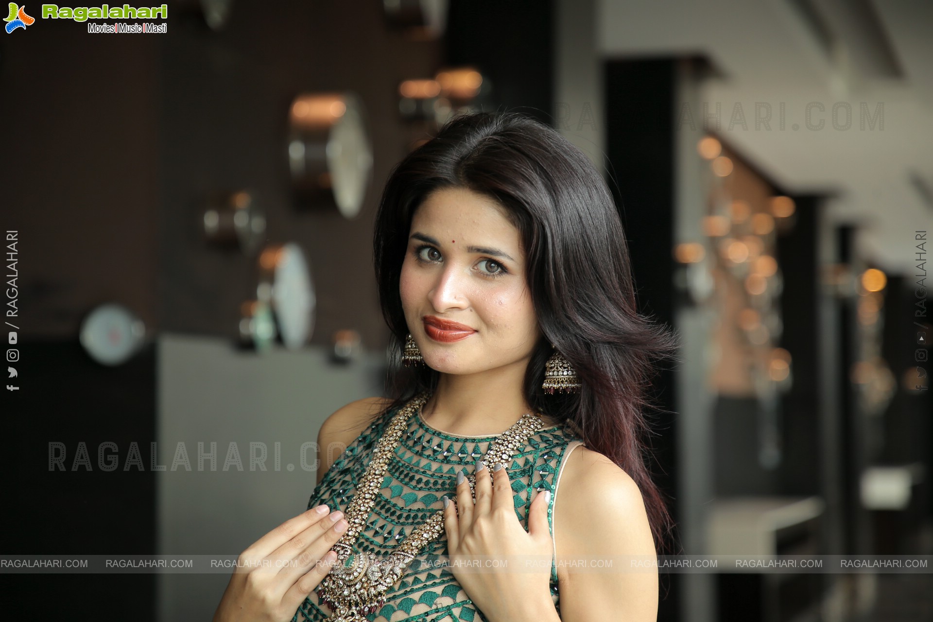 Ishika Roy Poses With Jewellery, HD Photo Gallery