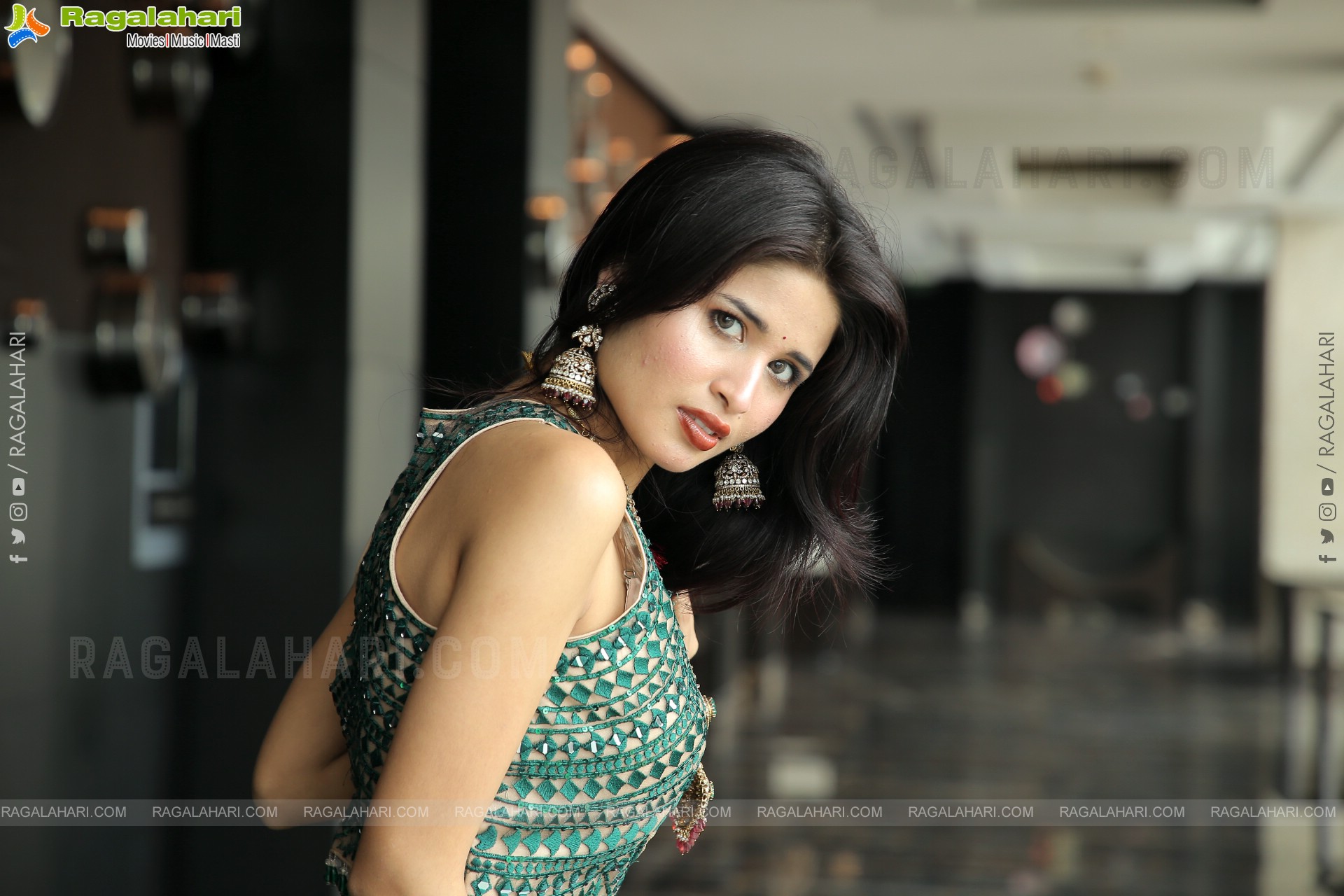 Ishika Roy Poses With Jewellery, HD Photo Gallery