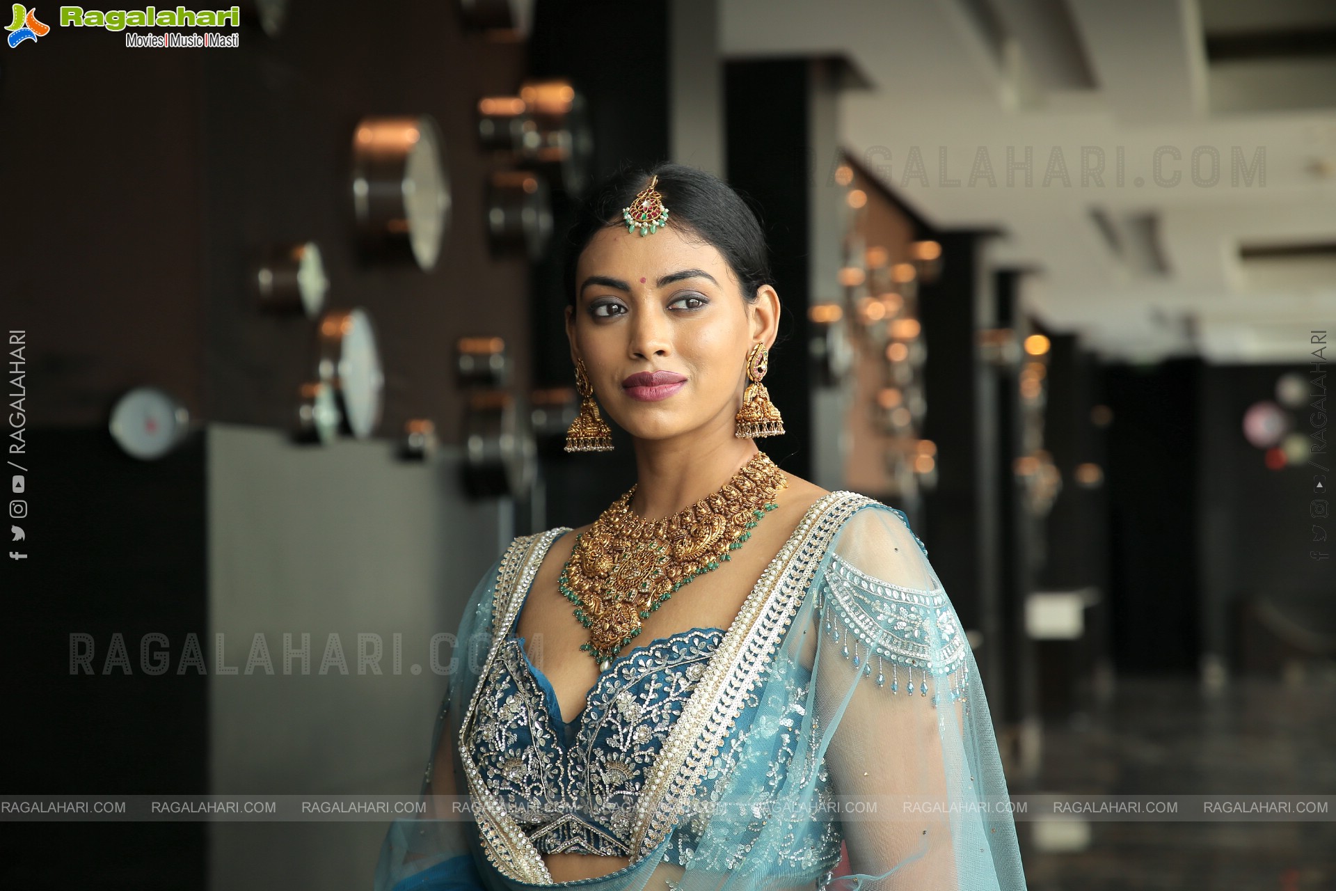 Kamakshi Bhaskarla Poses With Jewellery at Aarnikha Premium Jewellery Showcase