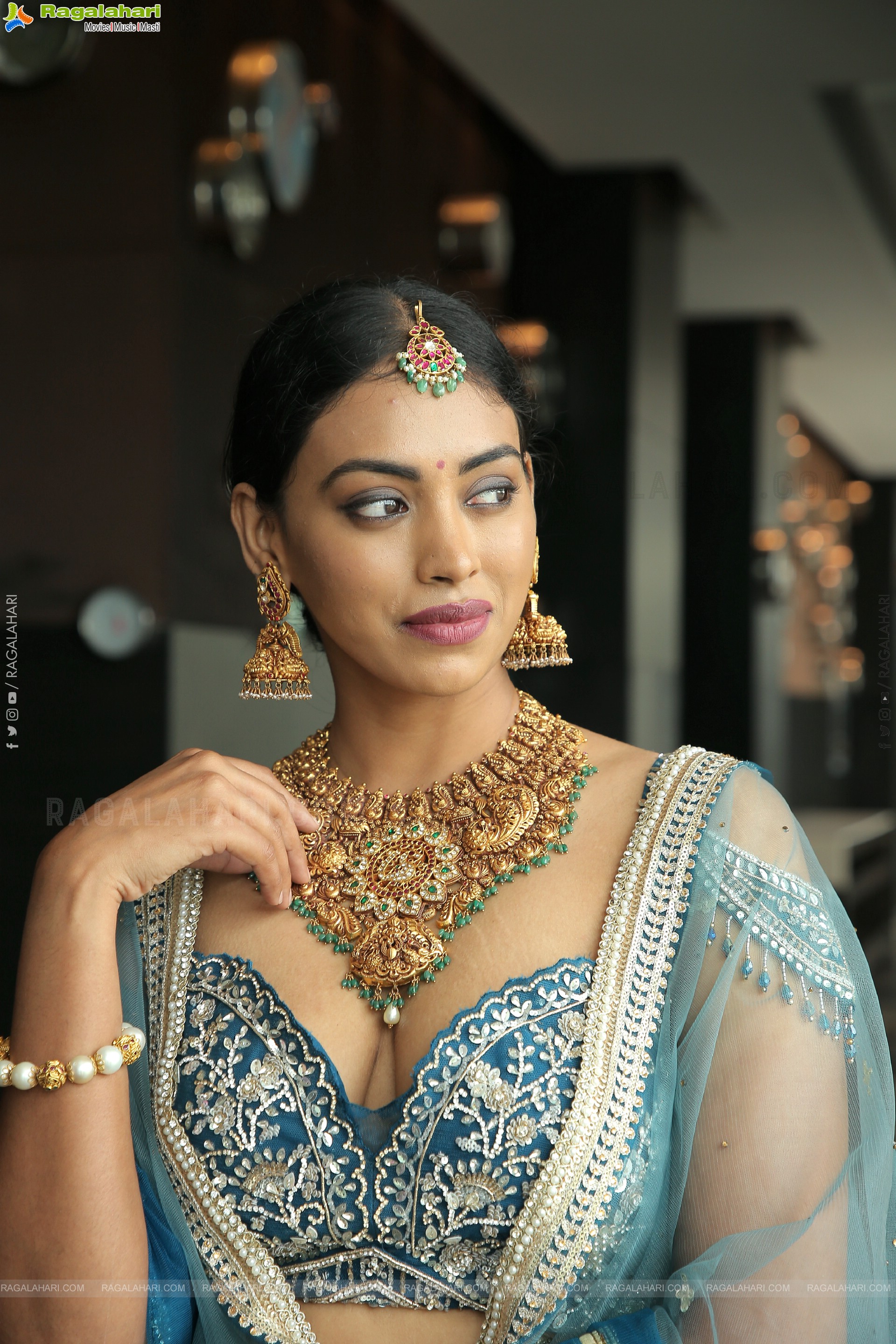 Kamakshi Bhaskarla Poses With Jewellery at Aarnikha Premium Jewellery Showcase