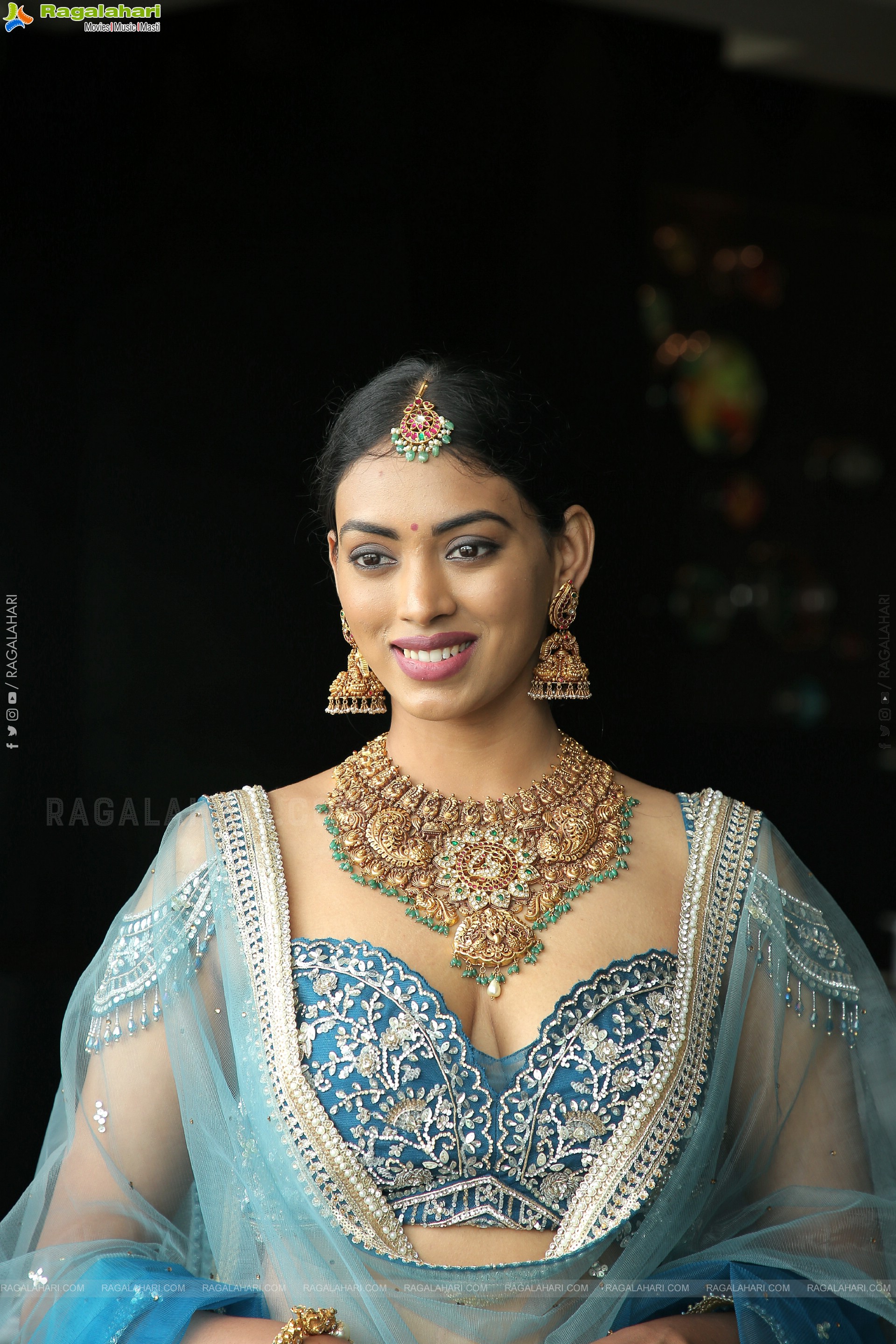 Kamakshi Bhaskarla Poses With Jewellery at Aarnikha Premium Jewellery Showcase