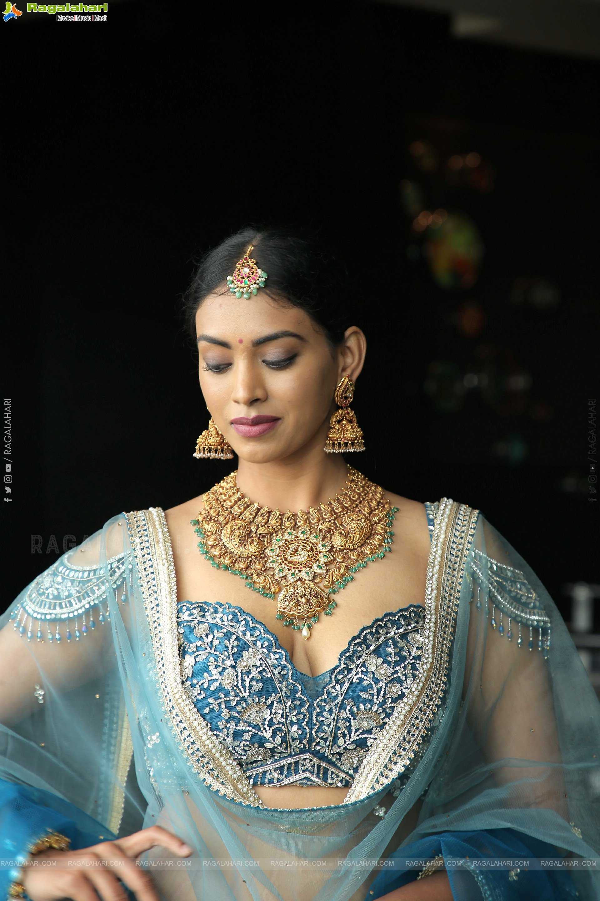 Kamakshi Bhaskarla Poses With Jewellery at Aarnikha Premium Jewellery Showcase