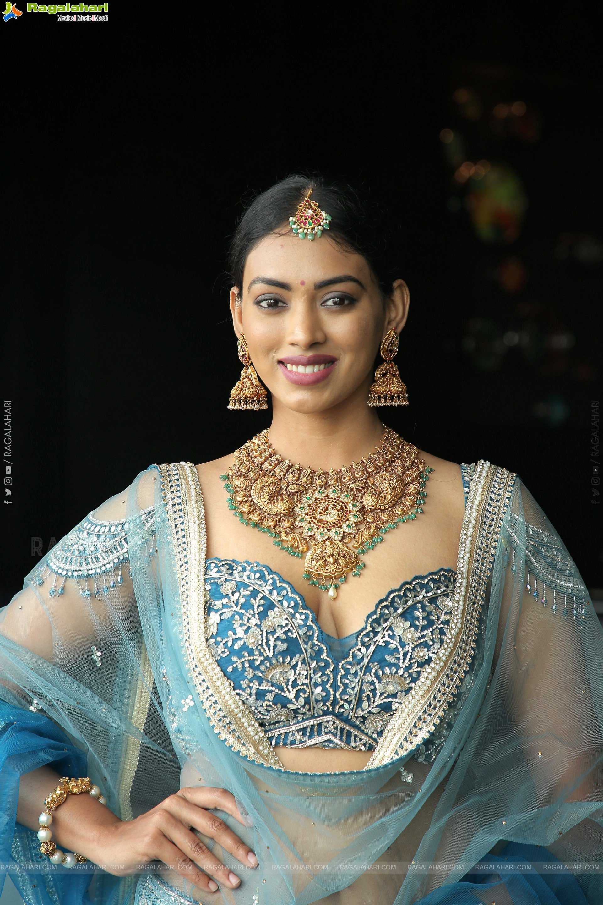 Kamakshi Bhaskarla Poses With Jewellery at Aarnikha Premium Jewellery Showcase