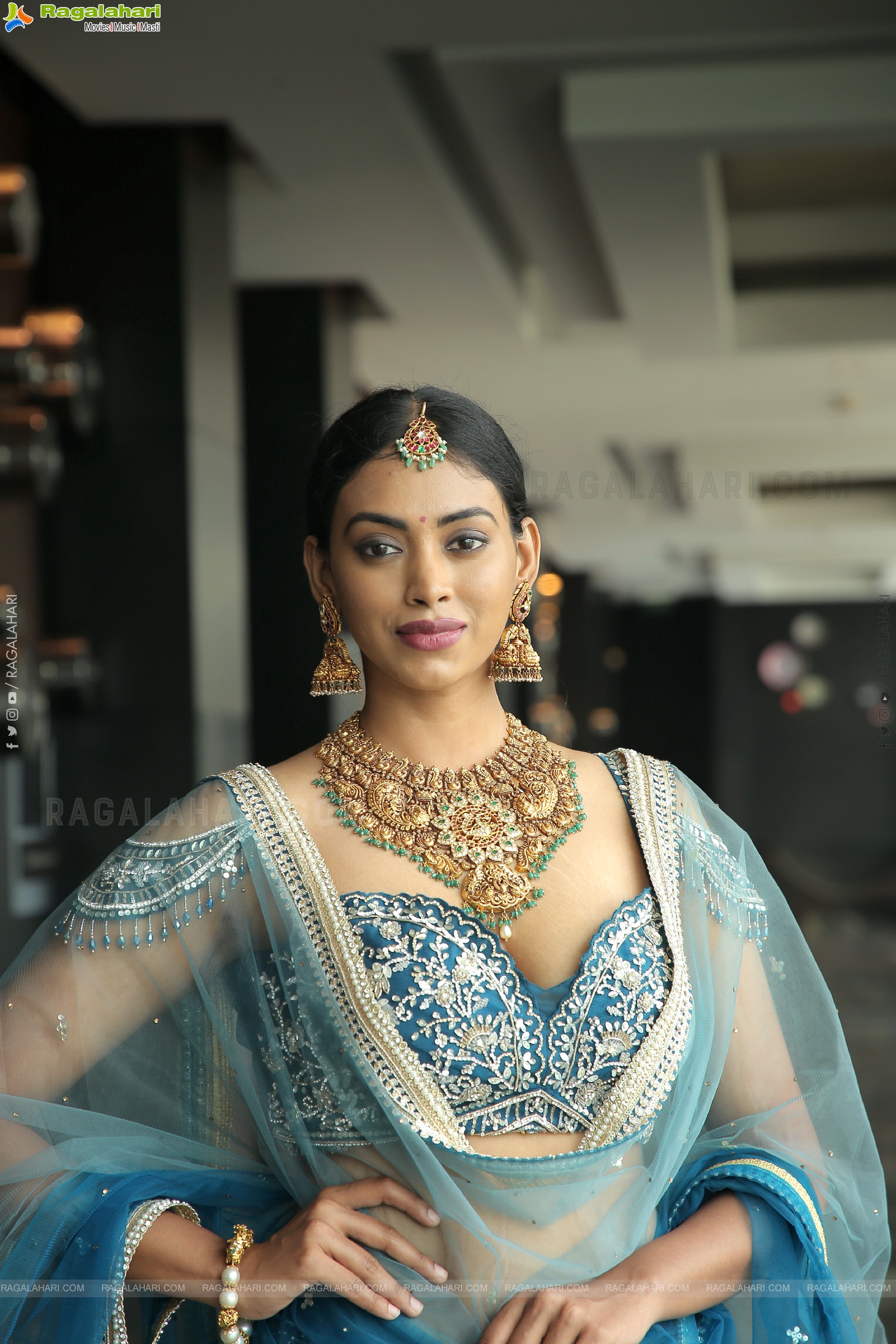 Kamakshi Bhaskarla Poses With Jewellery at Aarnikha Premium Jewellery Showcase