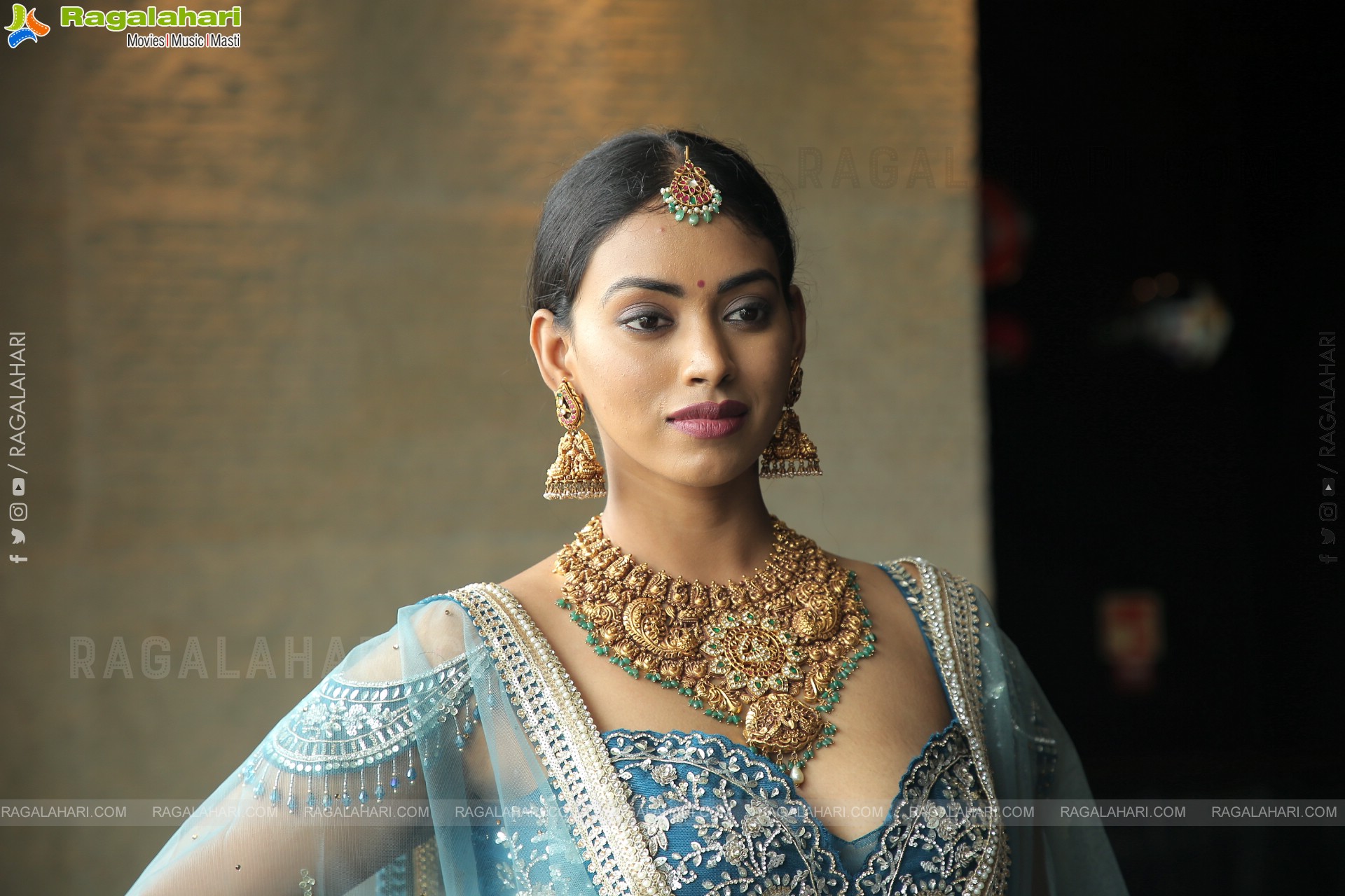 Kamakshi Bhaskarla Poses With Jewellery at Aarnikha Premium Jewellery Showcase