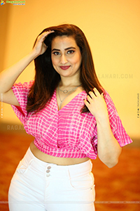 Anchor Manjusha at Veyi Daruveyyi Opening