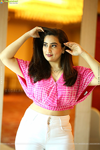 Anchor Manjusha at Veyi Daruveyyi Opening