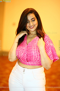 Anchor Manjusha at Veyi Daruveyyi Opening