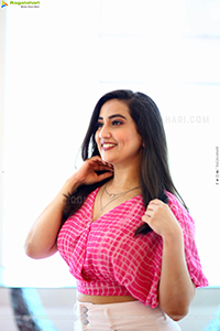 Anchor Manjusha at Veyi Daruveyyi Opening