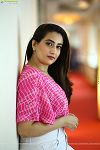 Anchor Manjusha at Veyi Daruveyyi Opening