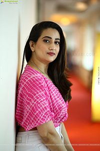 Anchor Manjusha at Veyi Daruveyyi Opening