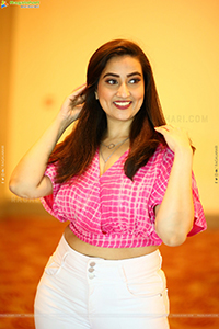 Anchor Manjusha at Veyi Daruveyyi Opening