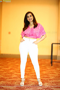 Anchor Manjusha at Veyi Daruveyyi Opening