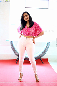 Anchor Manjusha at Veyi Daruveyyi Opening