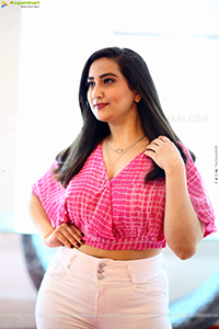 Anchor Manjusha at Veyi Daruveyyi Opening