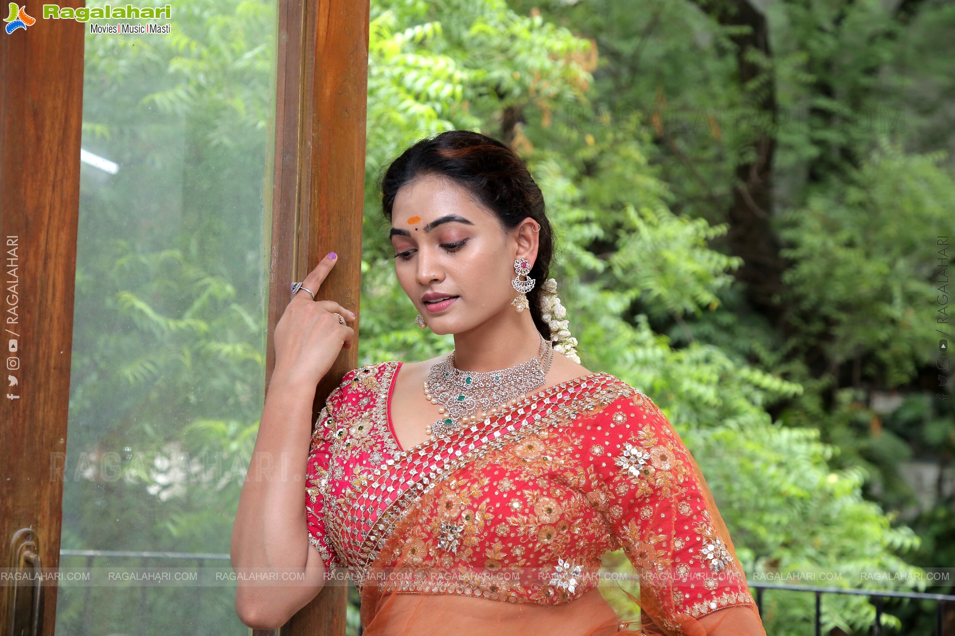 Spandana Palli Poses With Jewellery, HD Photo Gallery