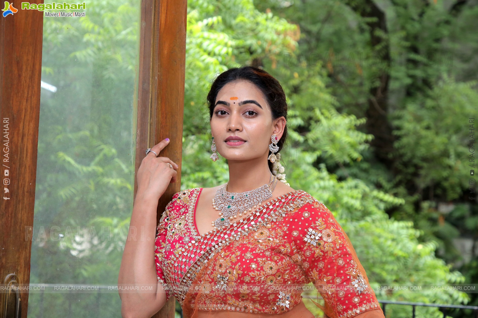 Spandana Palli Poses With Jewellery, HD Photo Gallery