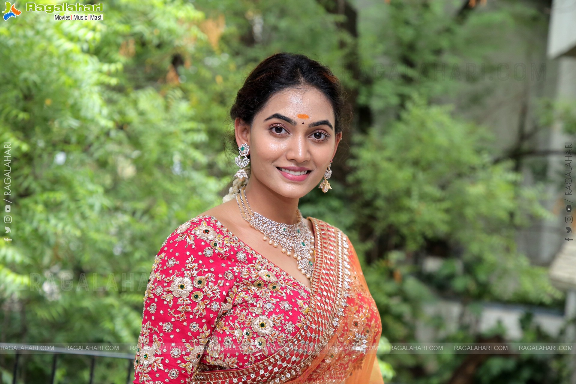 Spandana Palli Poses With Jewellery, HD Photo Gallery