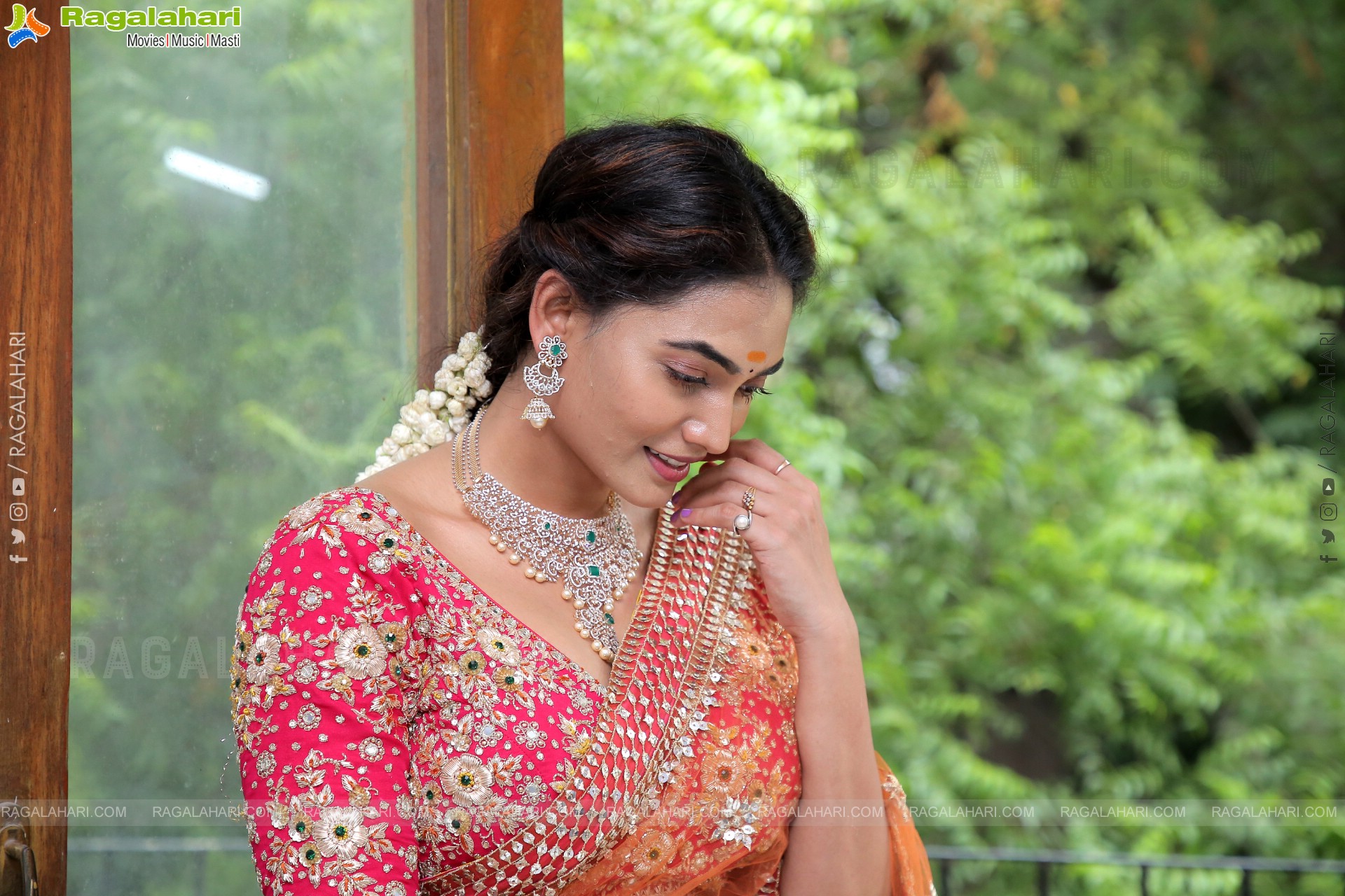 Spandana Palli Poses With Jewellery, HD Photo Gallery