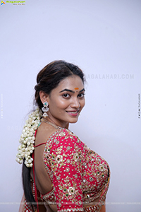 Spandana Palli Poses With Jewellery