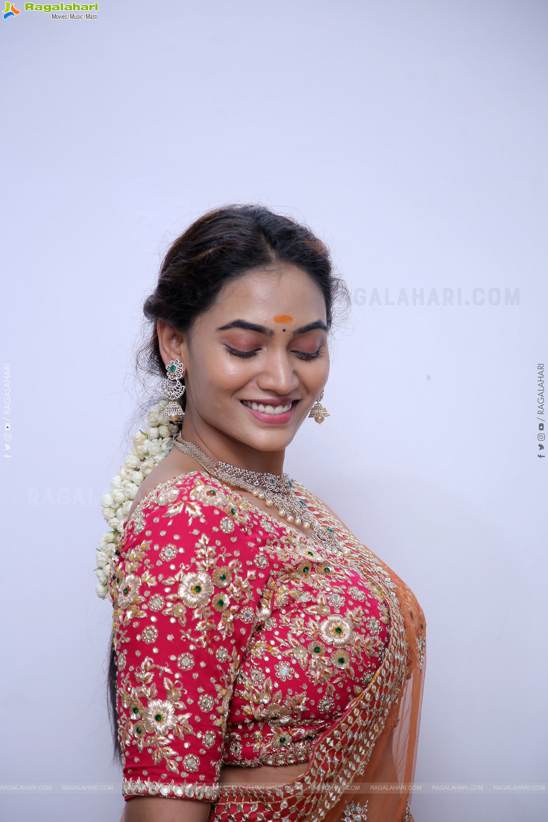 Spandana Palli Poses With Jewellery, HD Photo Gallery