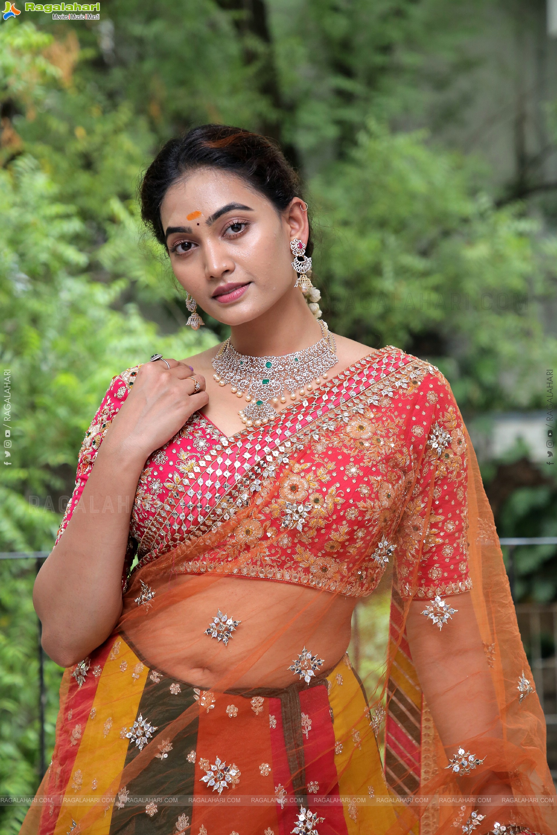 Spandana Palli Poses With Jewellery, HD Photo Gallery