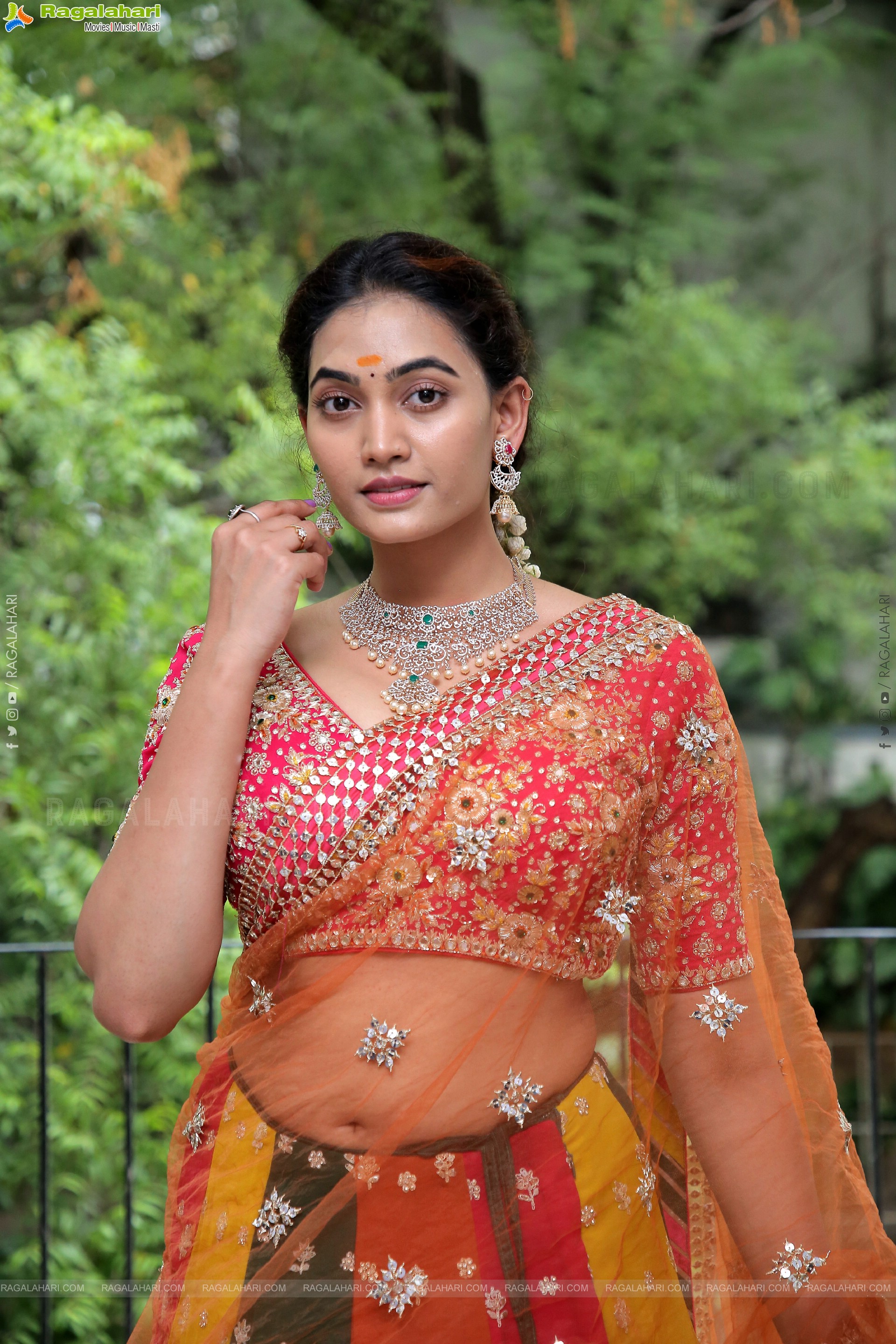 Spandana Palli Poses With Jewellery, HD Photo Gallery