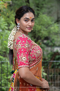 Spandana Palli Poses With Jewellery