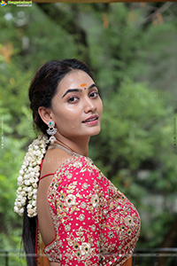 Spandana Palli Poses With Jewellery