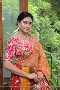 Spandana Palli Poses With Jewellery