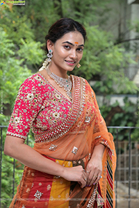 Spandana Palli Poses With Jewellery