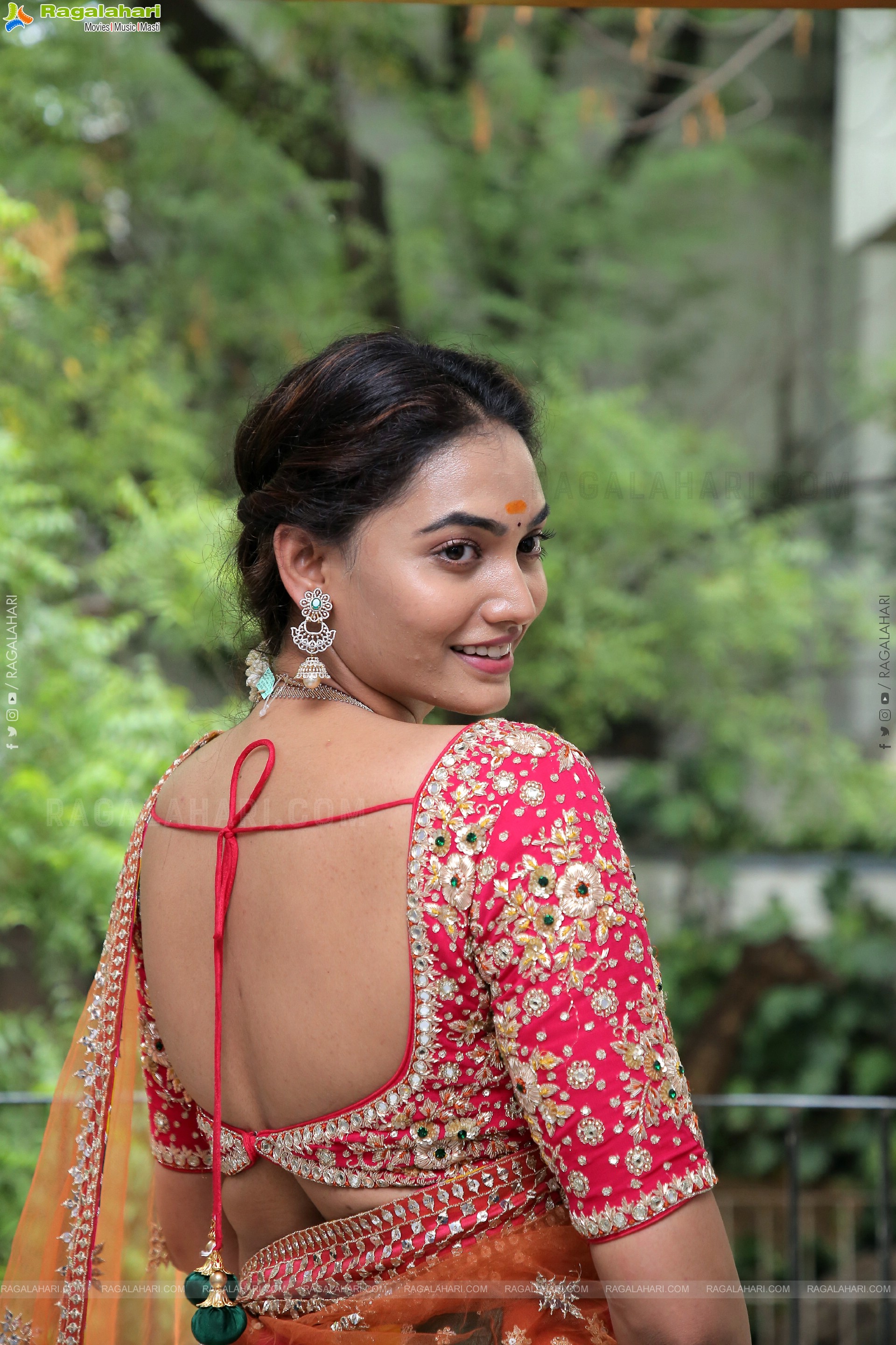 Spandana Palli Poses With Jewellery, HD Photo Gallery