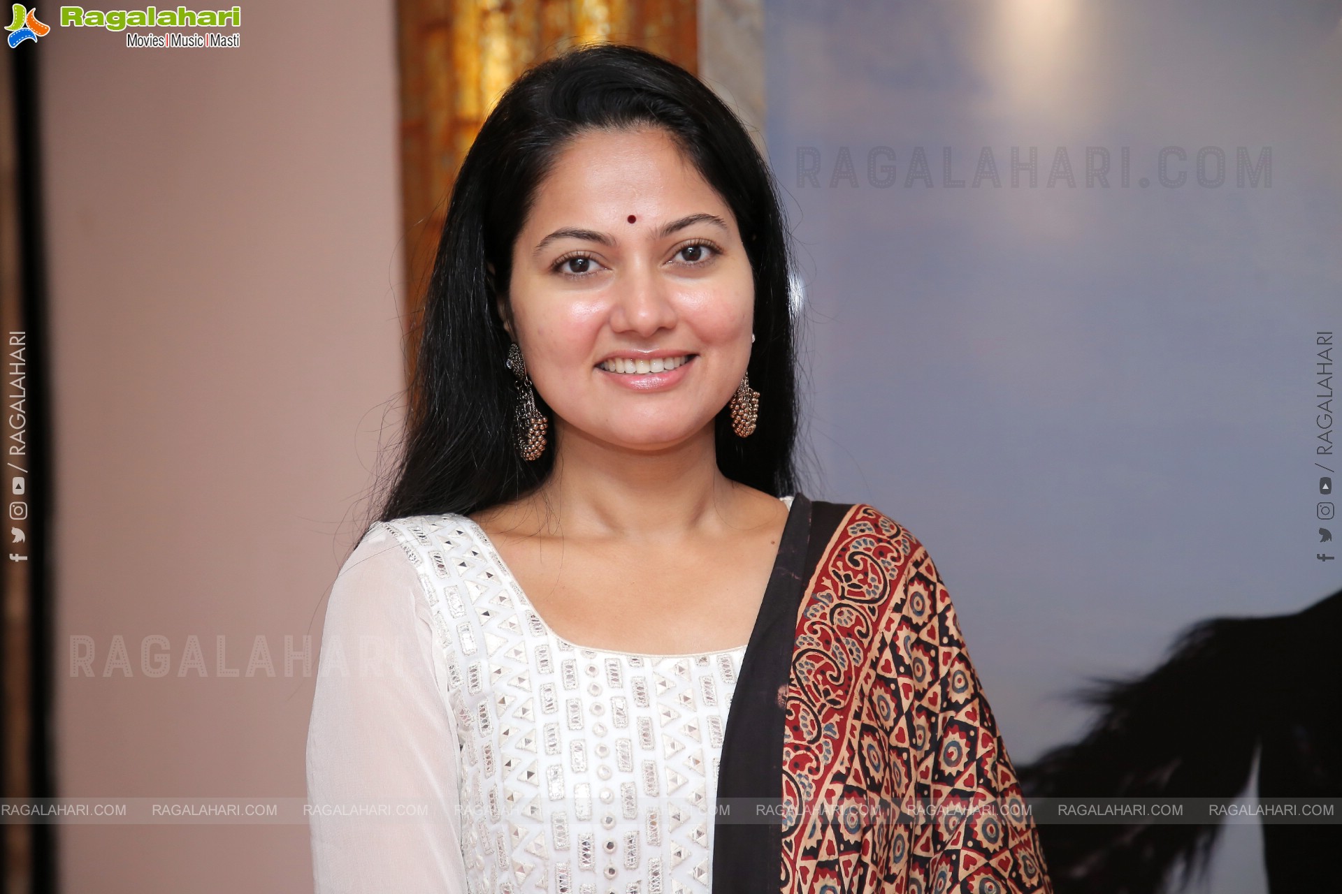 Suhasini at Dakshin Vindu Launch, HD Photo Gallery