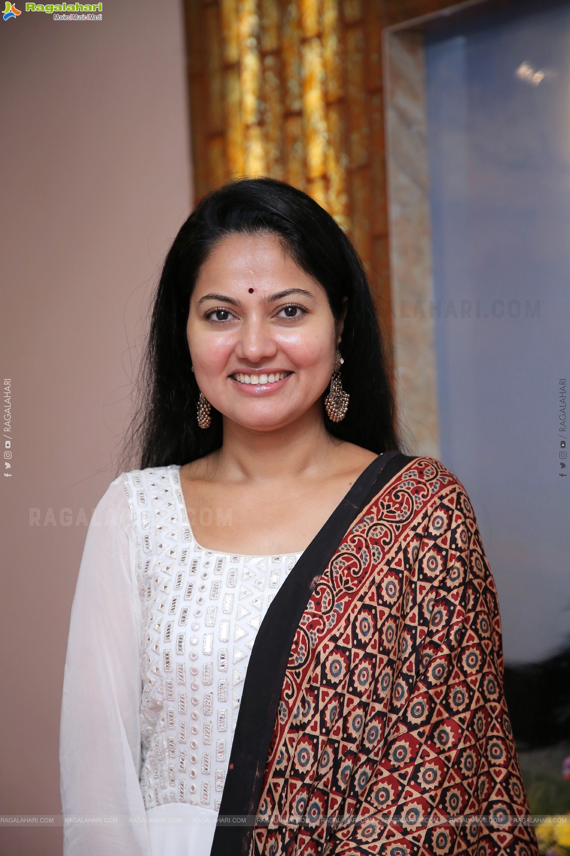 Suhasini at Dakshin Vindu Launch, HD Photo Gallery