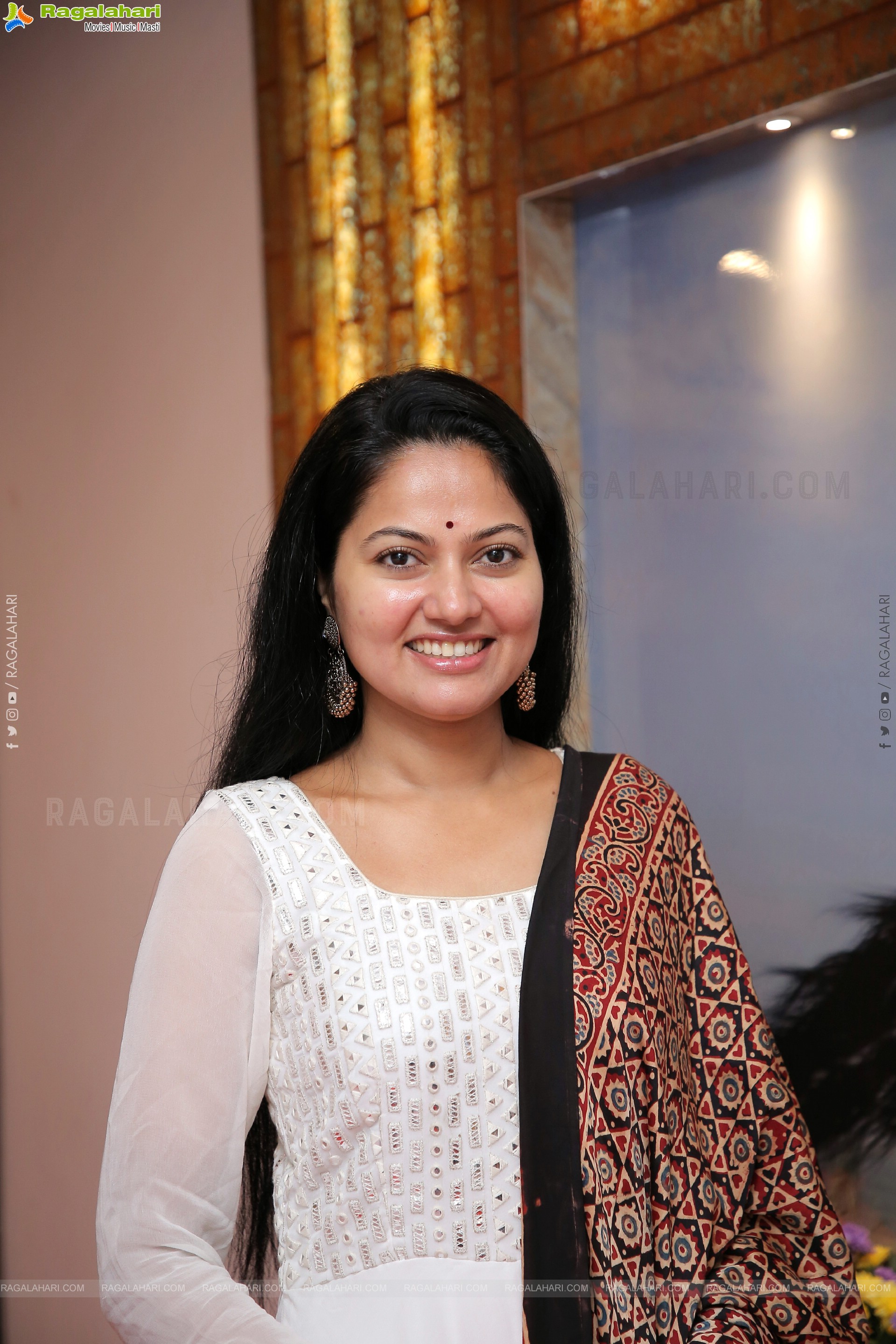 Suhasini at Dakshin Vindu Launch, HD Photo Gallery