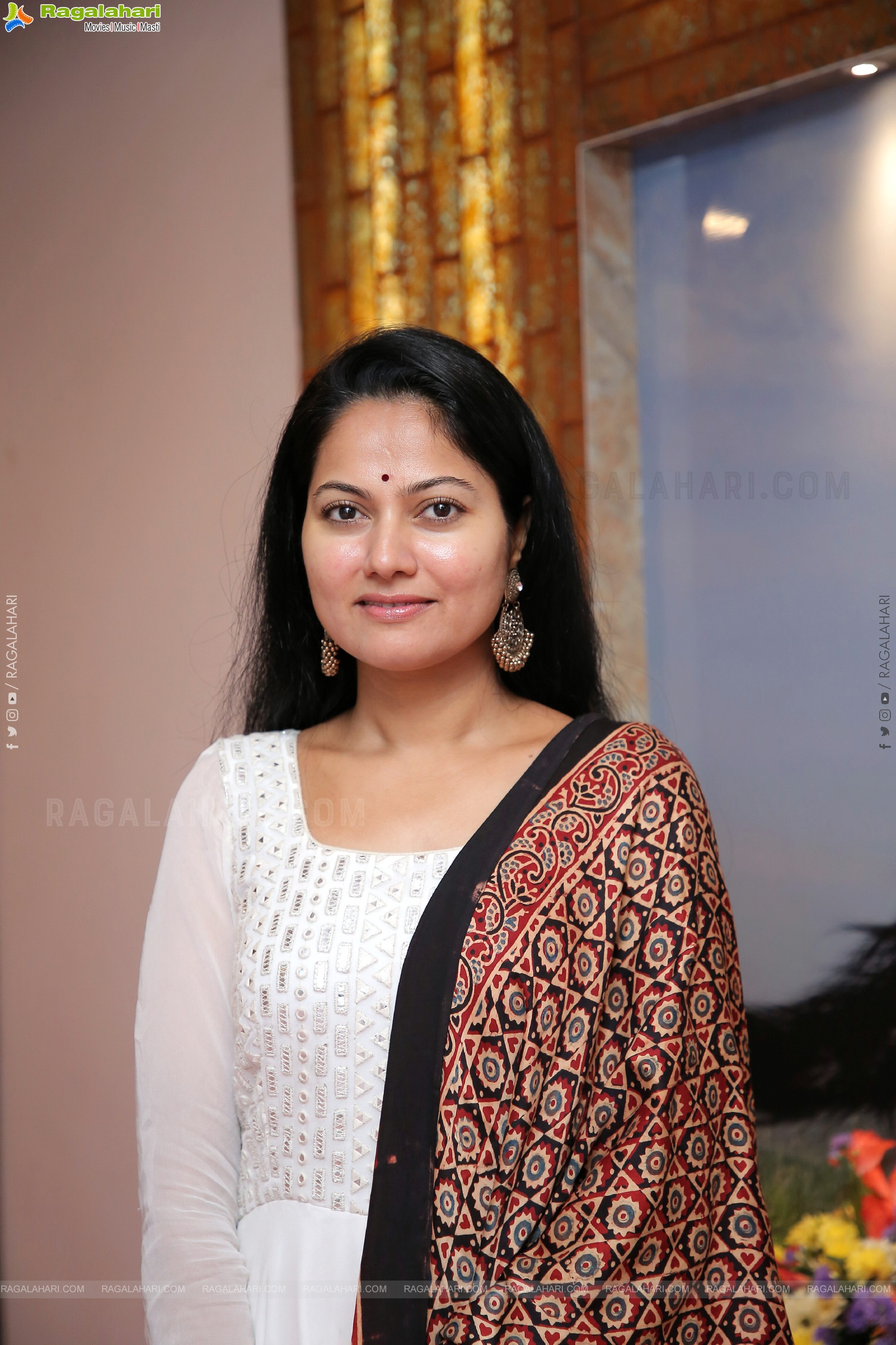 Suhasini at Dakshin Vindu Launch, HD Photo Gallery