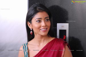 Beautiful Shriya draped in a Saree