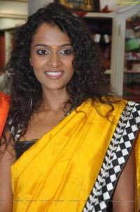 Sonia Deepti at Singhanias Store