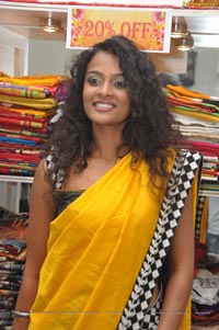 Sonia Deepti at Singhanias Store