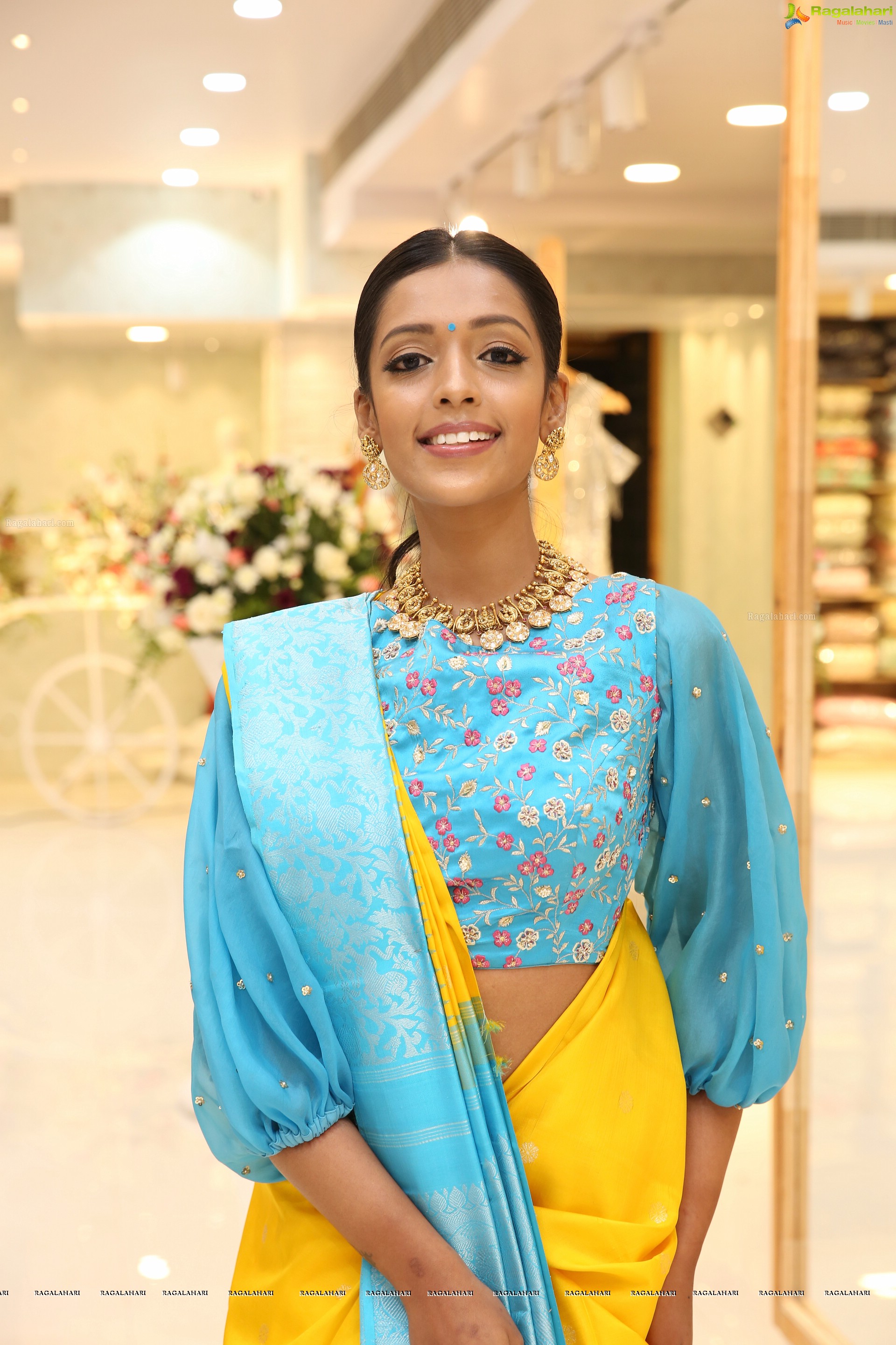 Aishwarya Setty [HD] @ Siddheshwari New Store Launch & Fashion Show