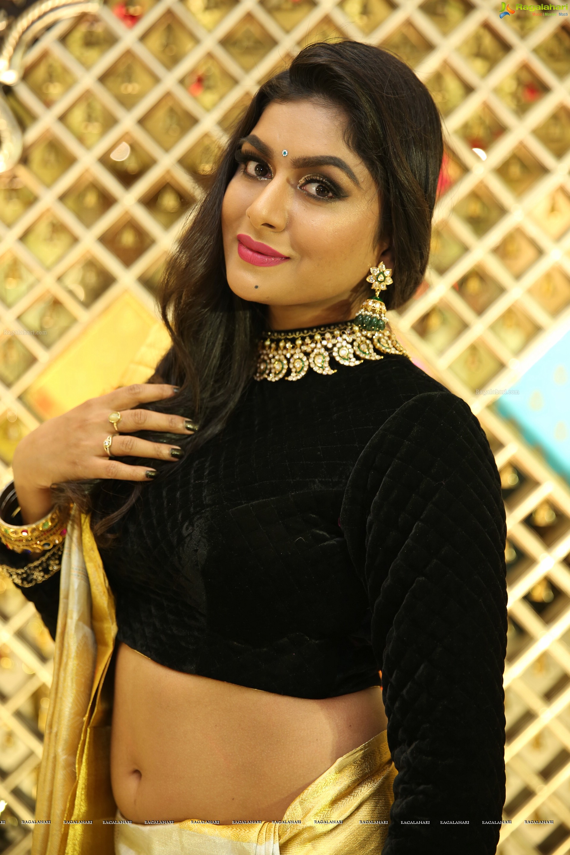 Sai Akshatha [HD] @ Siddheshwari New Store Launch & Fashion Show