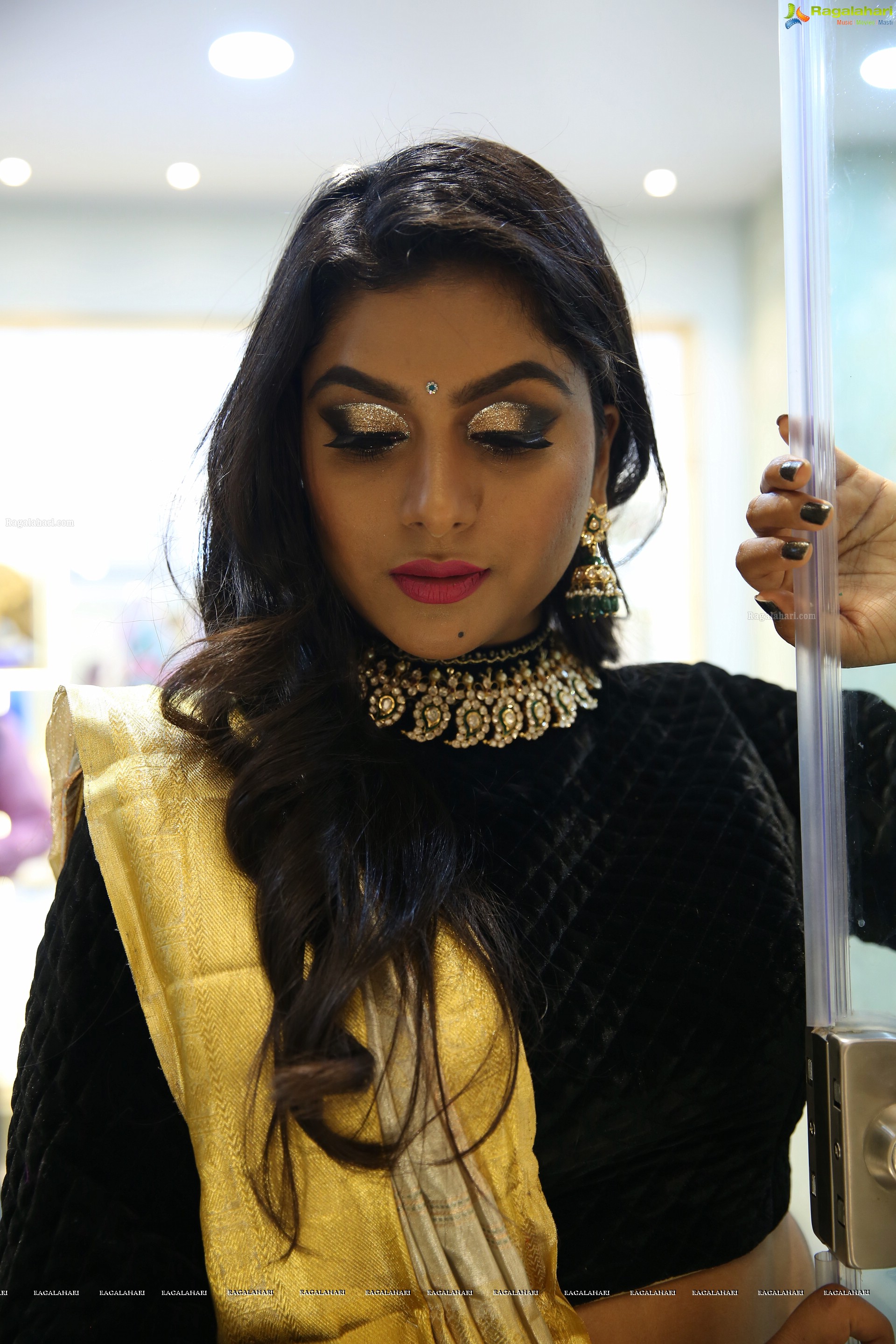 Sai Akshatha [HD] @ Siddheshwari New Store Launch & Fashion Show