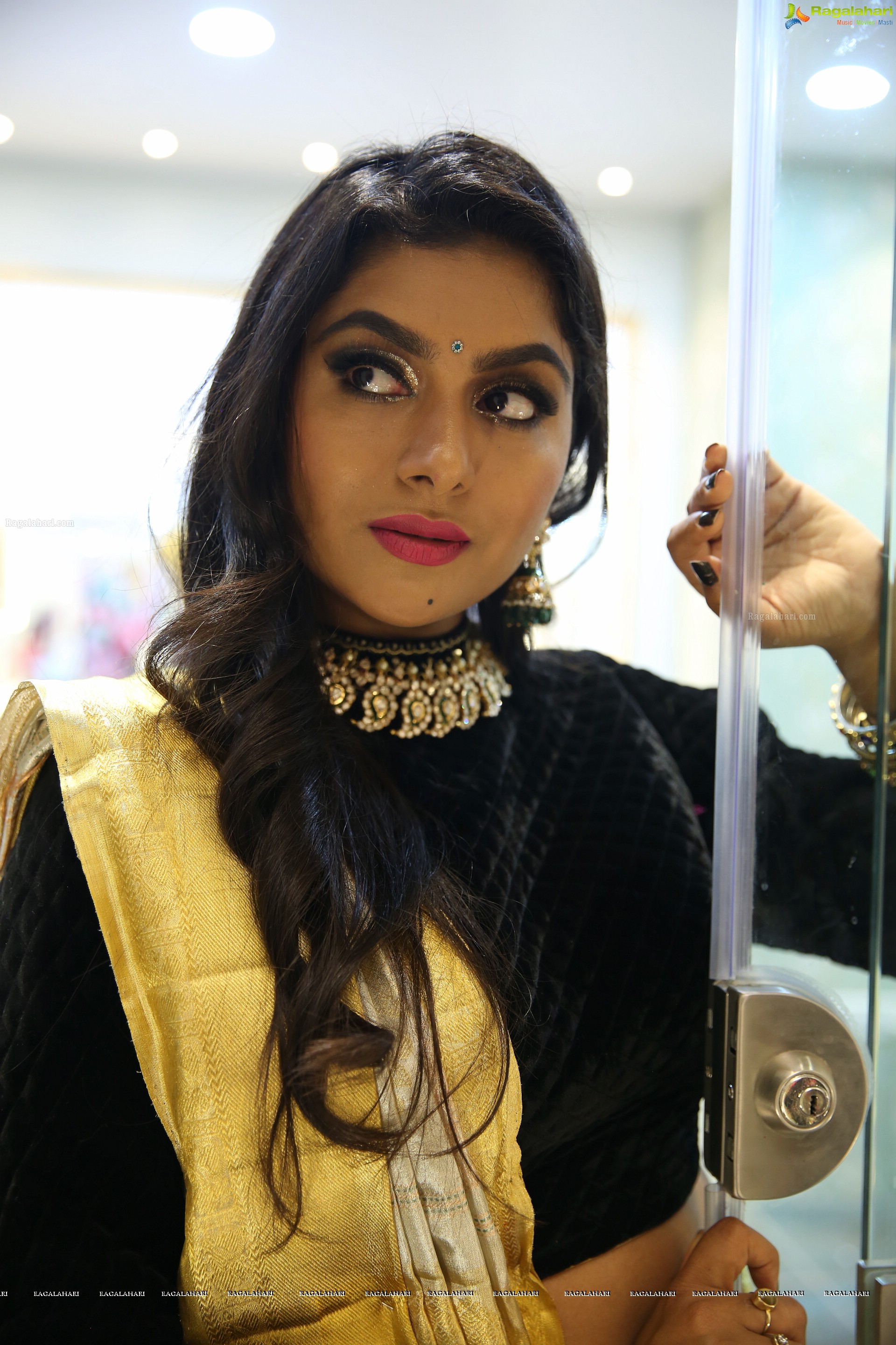 Sai Akshatha [HD] @ Siddheshwari New Store Launch & Fashion Show