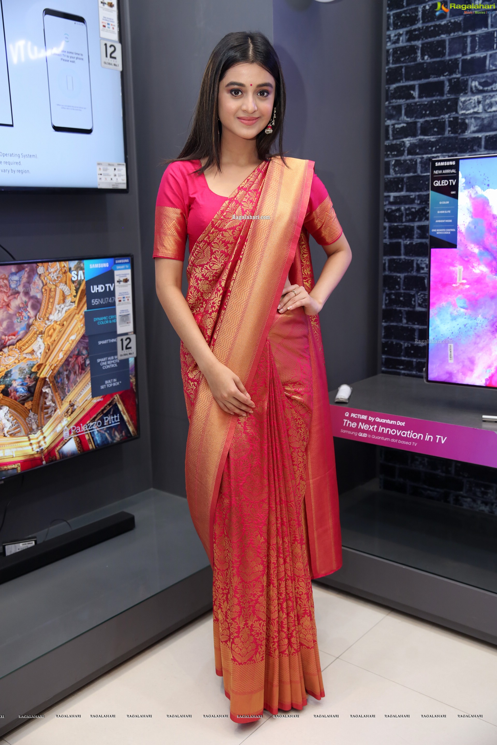 Darshana Banik @ Bajaj Electronics Gold Hungama - HD Gallery
