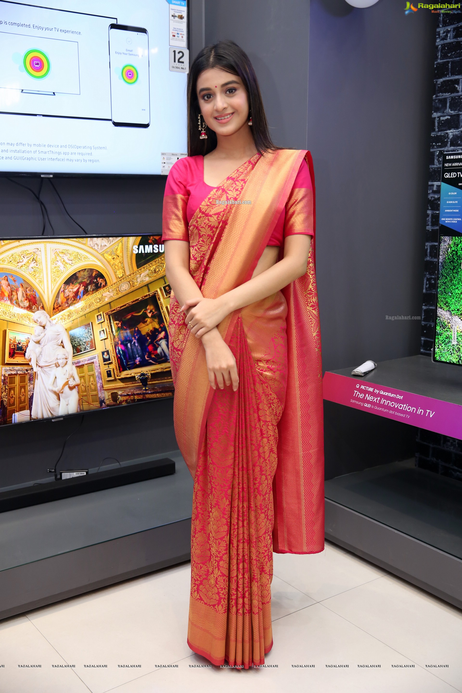 Darshana Banik @ Bajaj Electronics Gold Hungama - HD Gallery